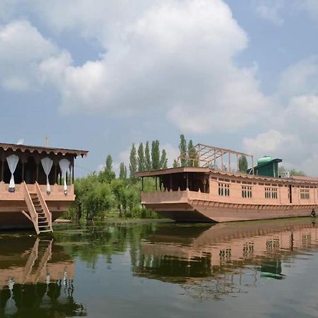 Отель Wangnoo Heritage Houseboats Сринагар Экстерьер фото