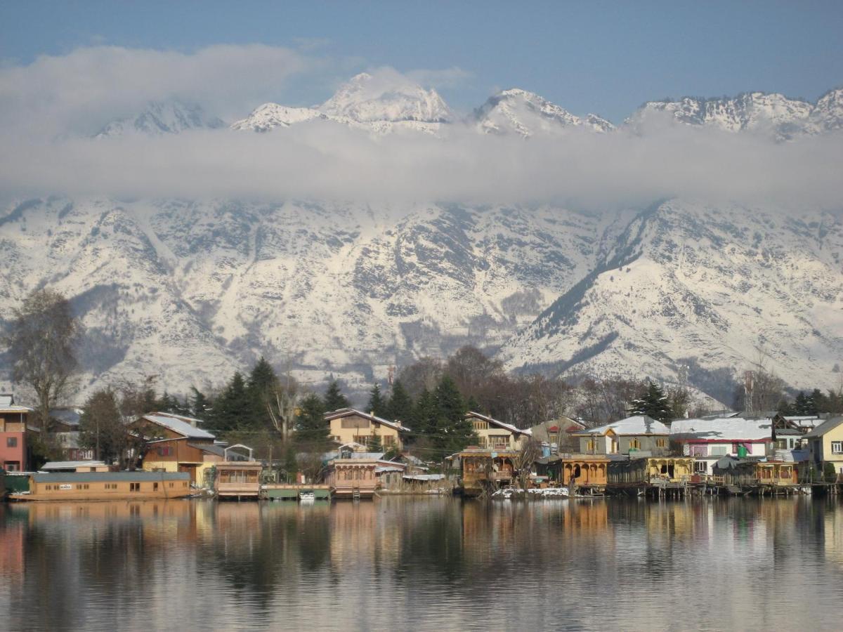 Отель Wangnoo Heritage Houseboats Сринагар Экстерьер фото