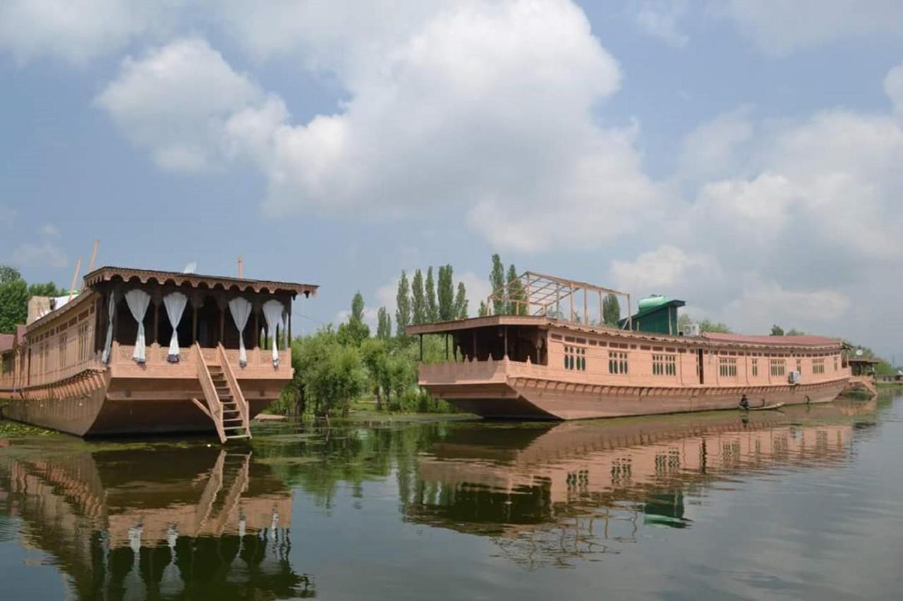 Отель Wangnoo Heritage Houseboats Сринагар Экстерьер фото