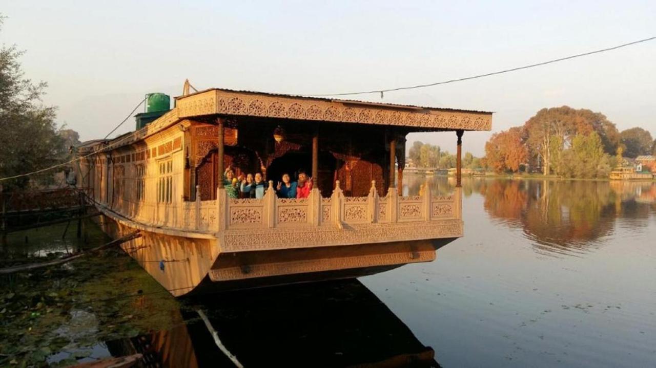 Отель Wangnoo Heritage Houseboats Сринагар Экстерьер фото